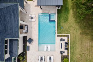 birds eye view of swimming pool in yard