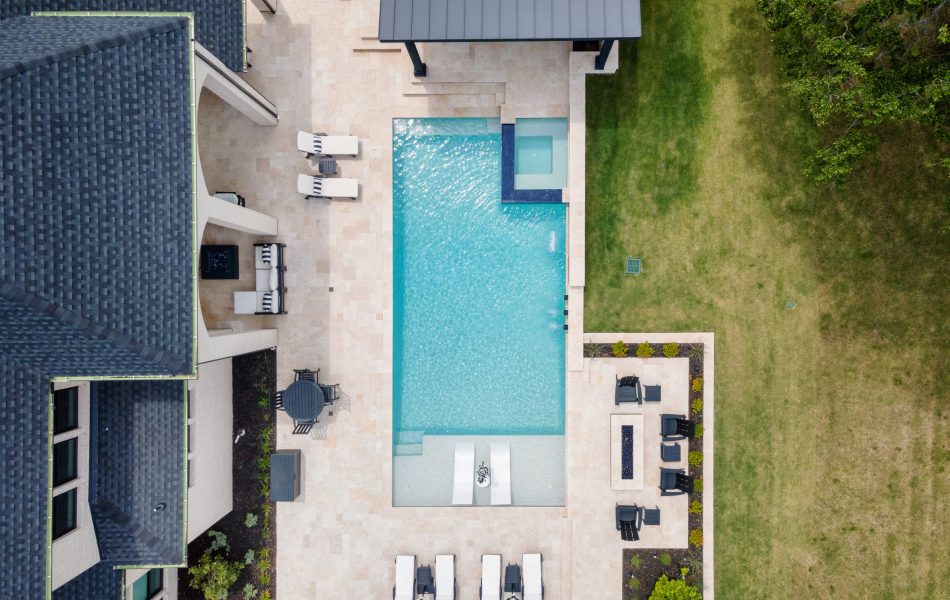 birds eye view of swimming pool in yard